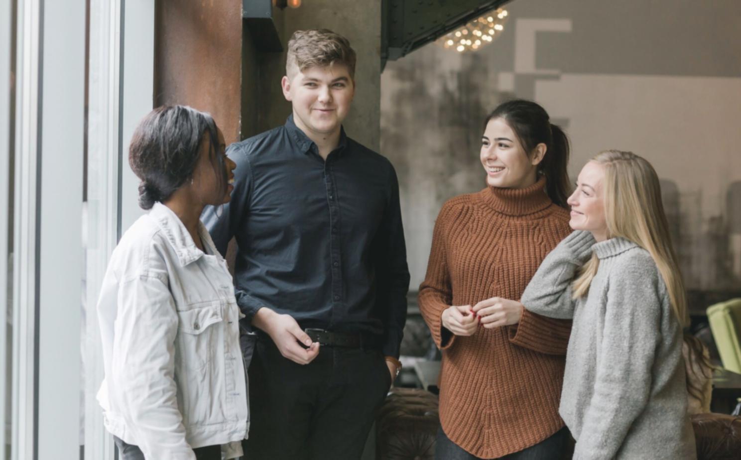 Workshop-Situation mit Teamarbeit