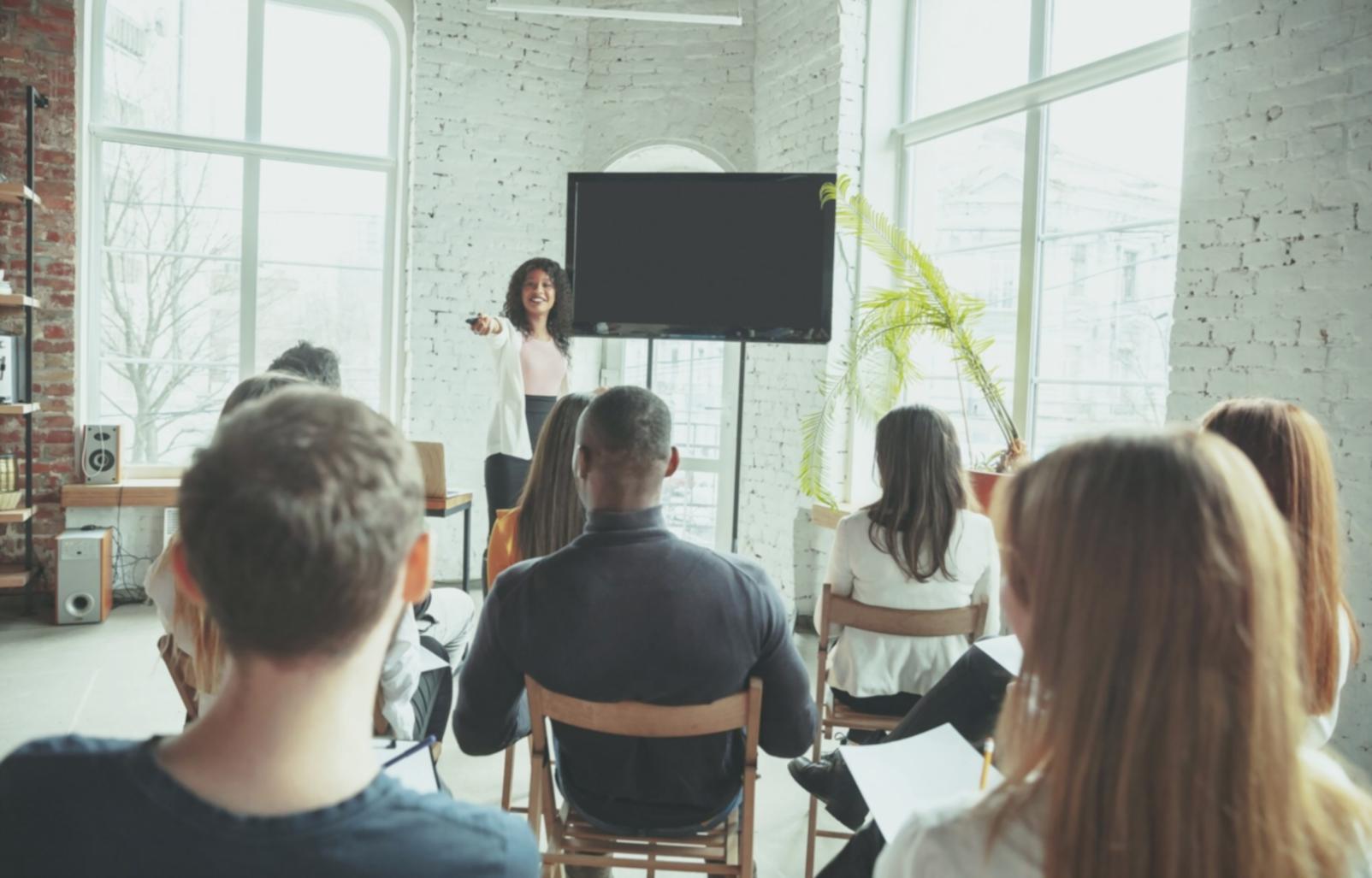 Digitale Lernumgebung mit strukturierten Materialien und Werkzeugen