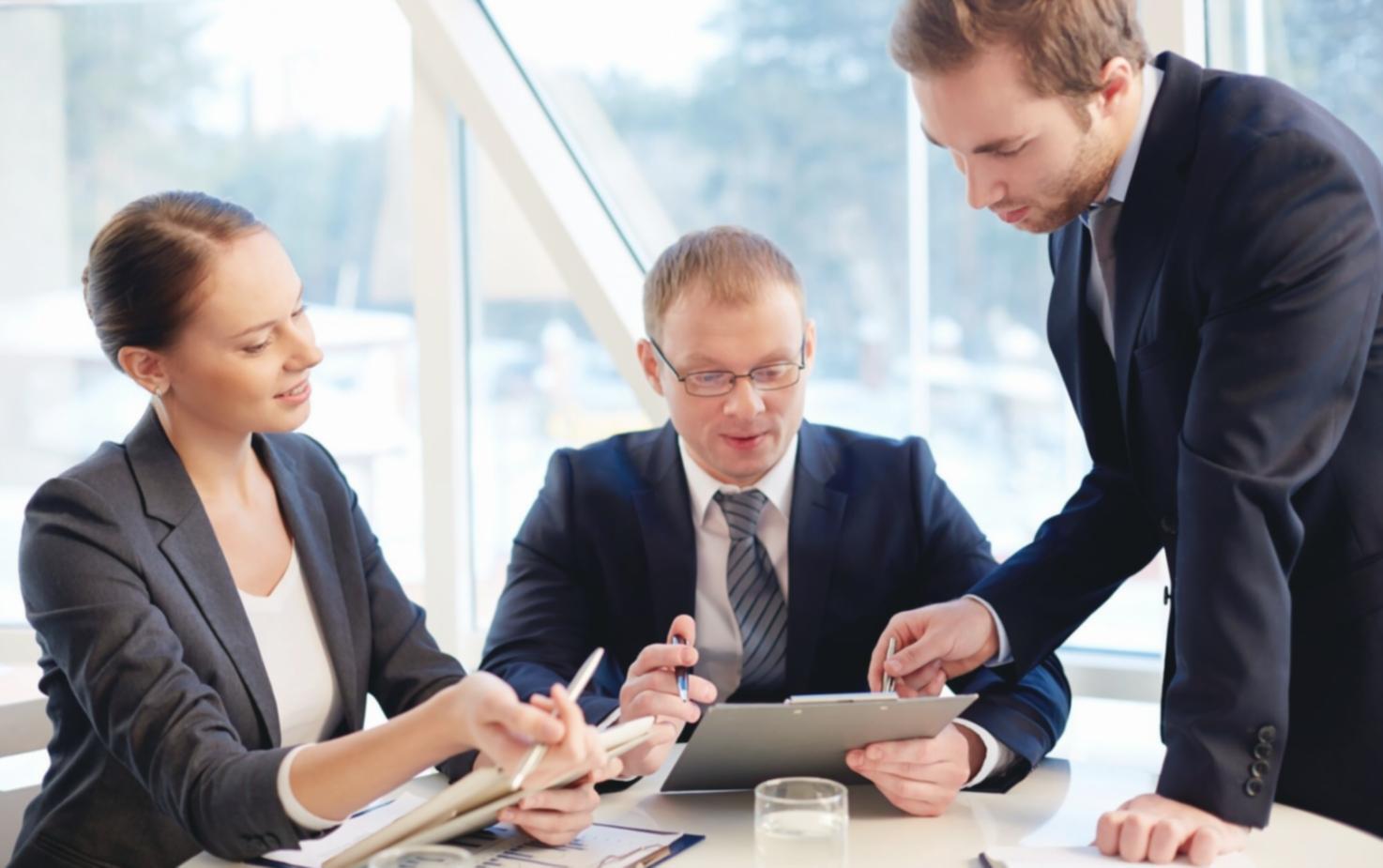 Menschen im Dialog während eines gemeinsamen Arbeitsprozesses, der auf Vertrauen und Teamarbeit aufbaut