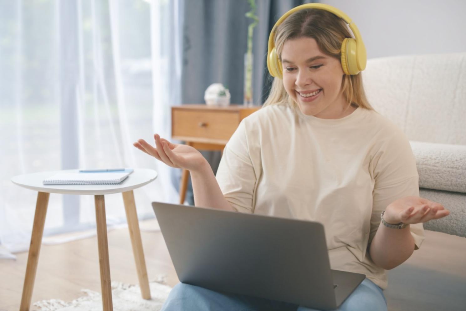 Arbeitsplatz mit digitalen Lernmaterialien und organisierter Umgebung